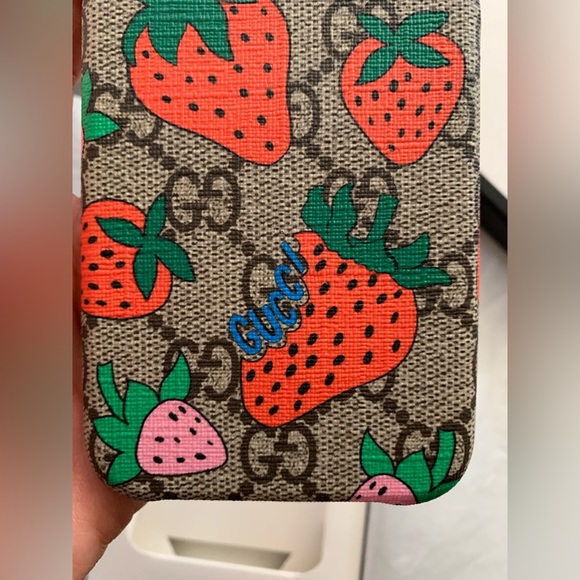 NIB NEW Authentic Gucci GG Limited Edition
Strawberry Supreme iPhone X / XS Case - Picture 5 of 9